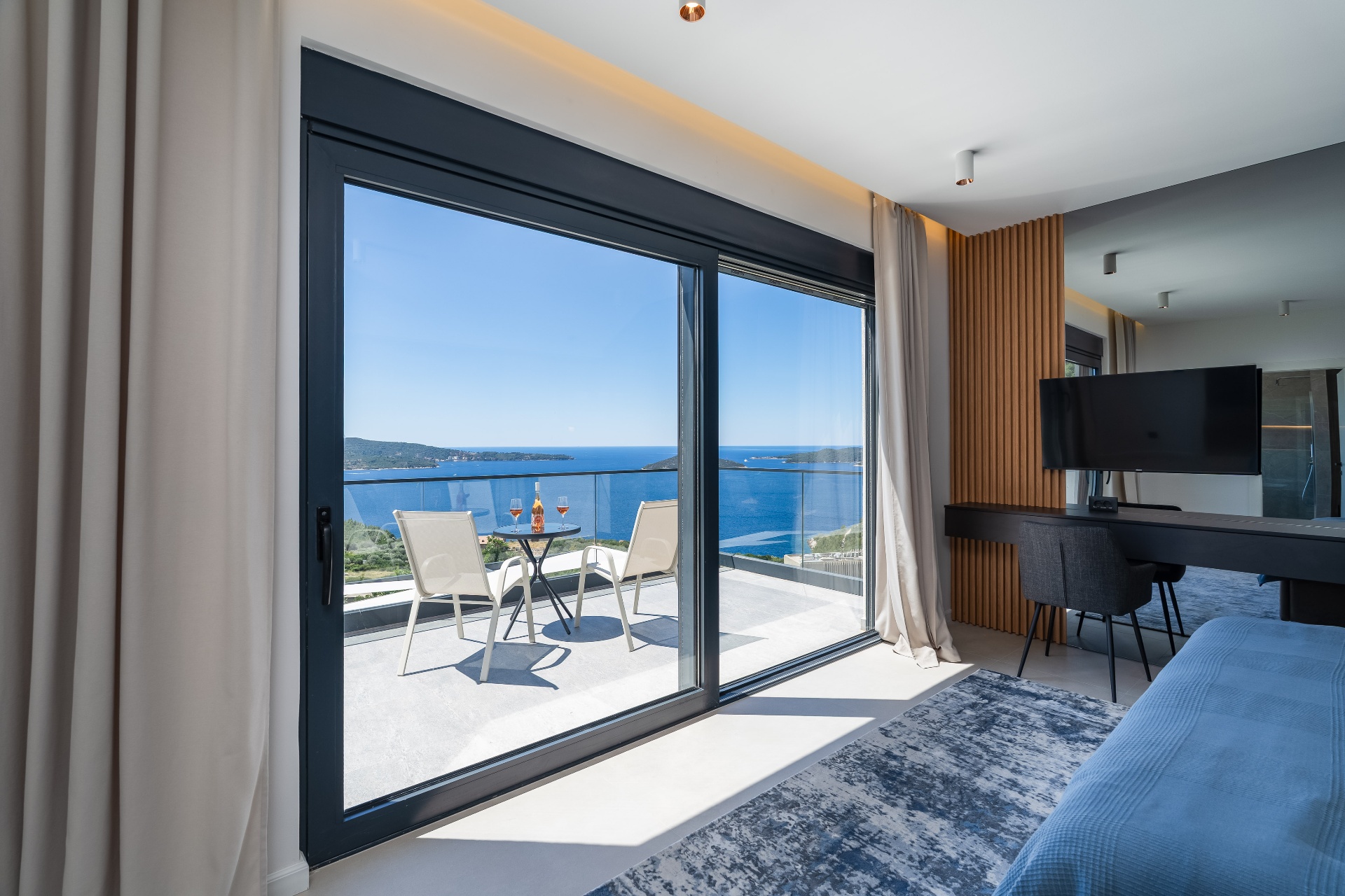 Bedroom with private balcony and sea view