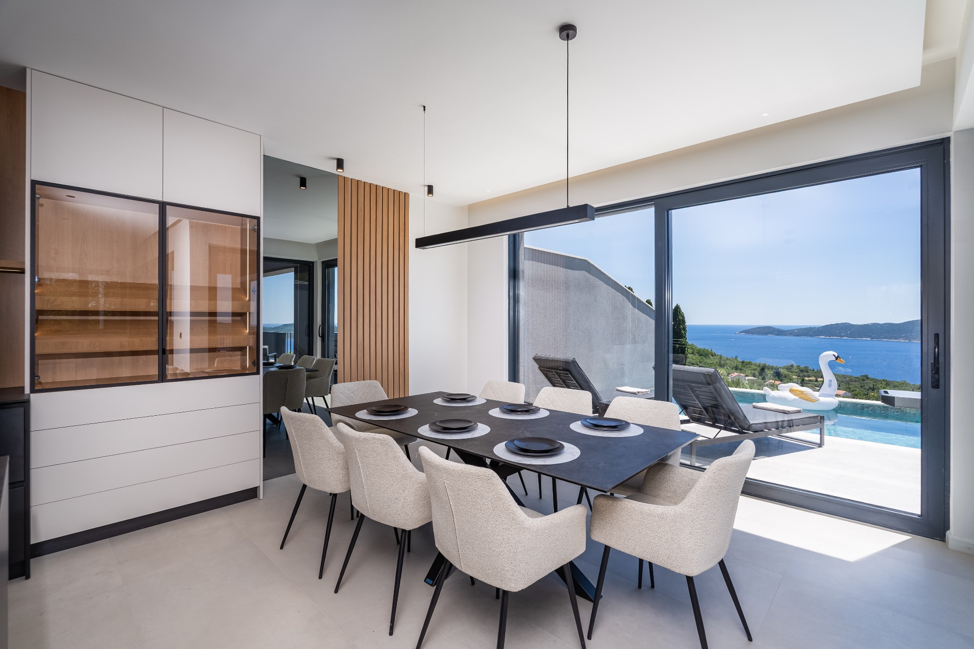Dining area with sea view and pool access