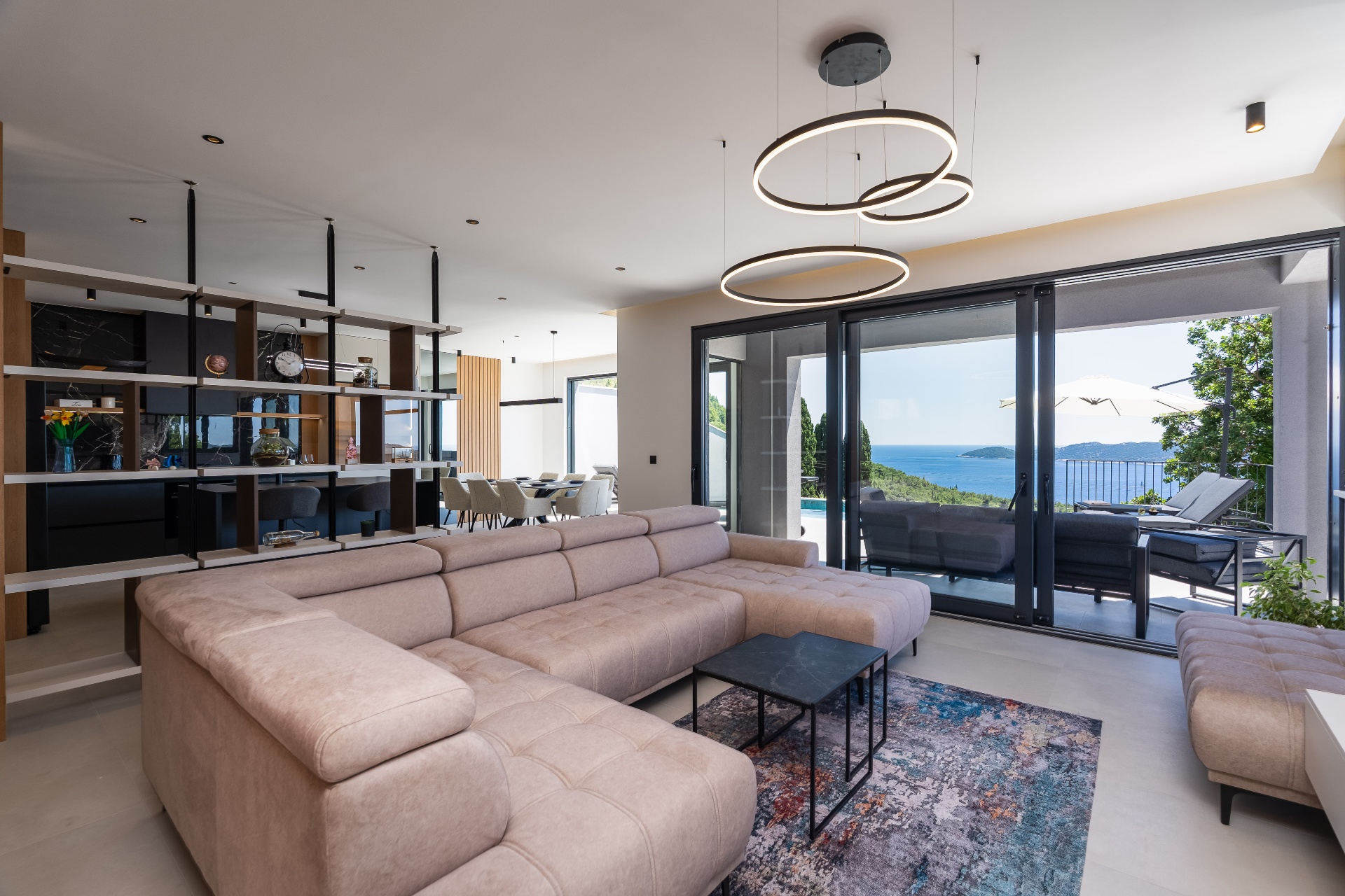 Spacious living room with sea view