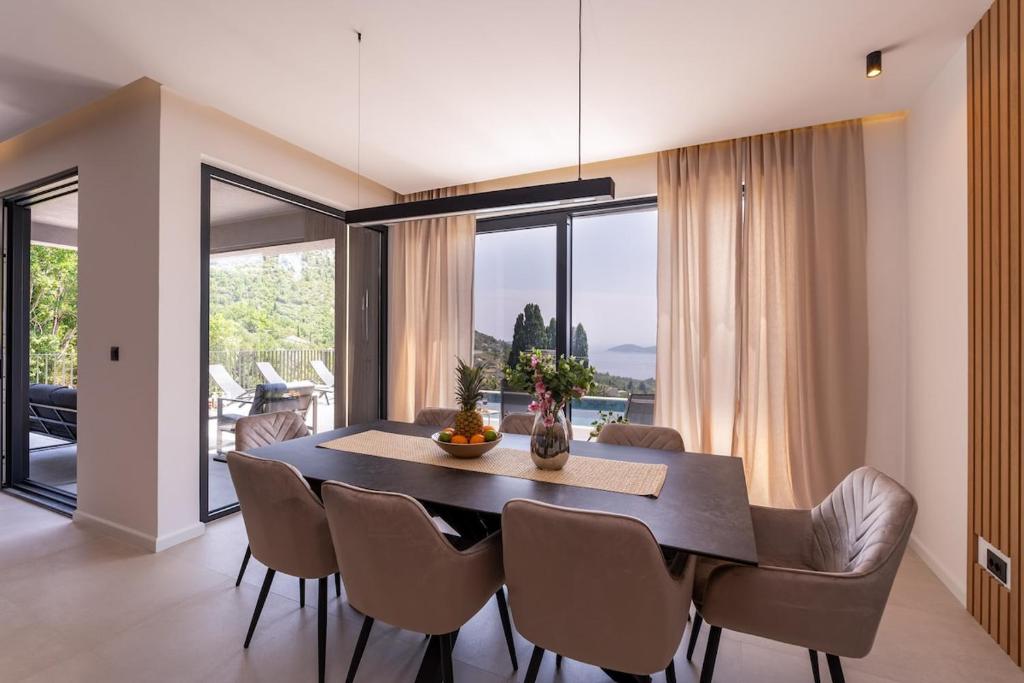 Dining room with pool and sea view