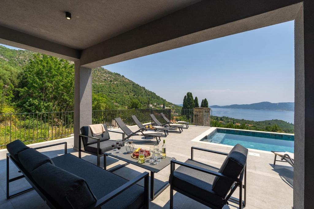 Covered terrace with sea view